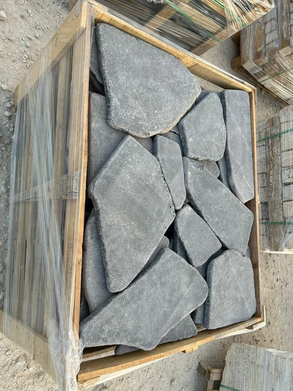 אבני מדרך טבעיות בגוון אפור יוקרתי